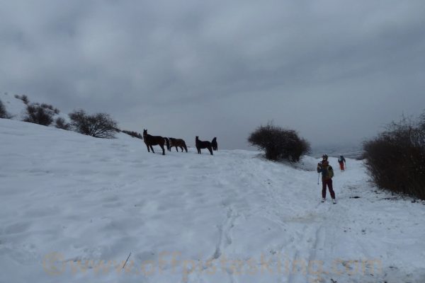 Skiing down to Ichke Jergez.